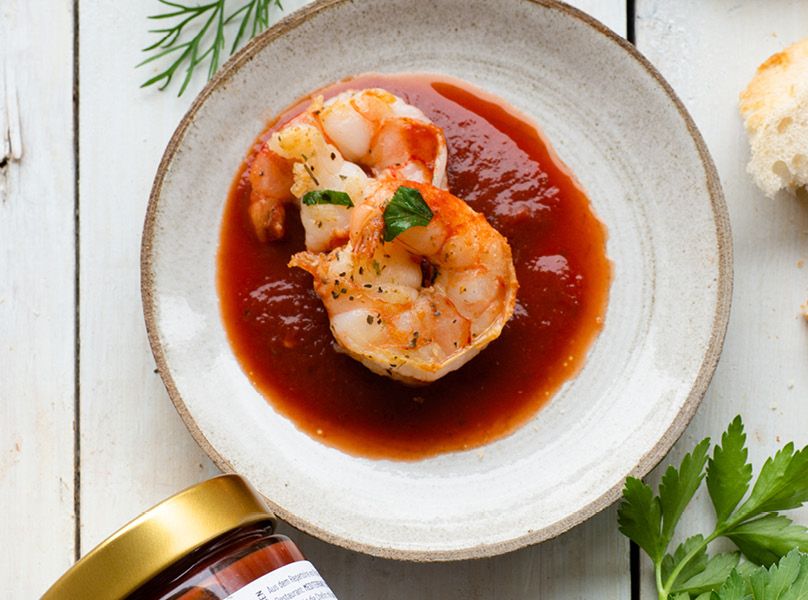 Gebratene Garnelen auf Tomatensoße